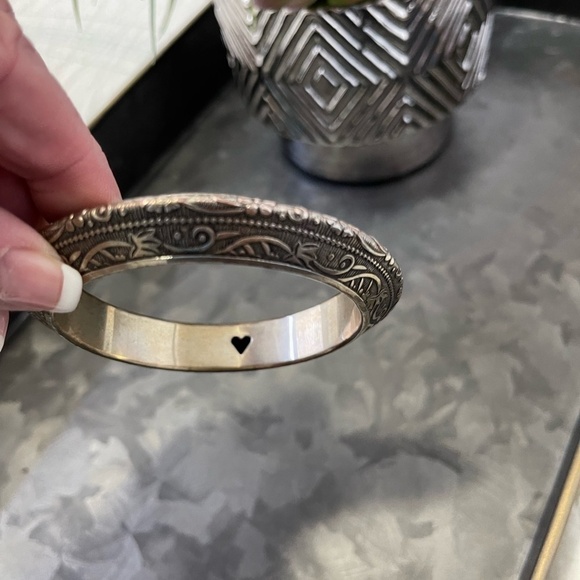 Heart Shape HSB225 Silver Engraved Metal Heart Motif Womens Engraved‎ Bracelet - Picture 5 of 5